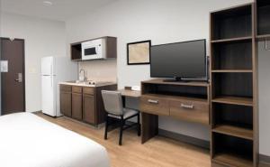 Queen Room  with Roll-In Shower - Disability Access/Non-Smoking room in WoodSpring Suites Miami Southwest