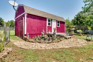 Charming Oklahoma Retreat with Grill - Pets Welcome!