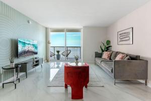 Brickell Bay View Oasis with Pool Hot Tub and Gym