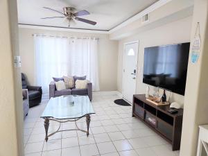 Furnished Home for Traveling Nurses, Corporate Stay Mid-Term Galveston-only 10Min to UTMB-7 Min to Cruise Port-1 Block to Beach Pleasure Pier- Large 3Bed-2Bath-7 Beds-CasaAzul 2605B