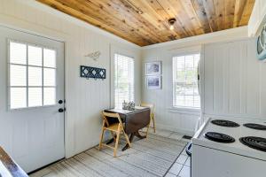 Charming Abode about 2 Mi to Mississippi State Campus!