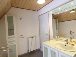 Maisons de vacances Gite Paulhac, 6 pieces, 12 personnes - FR-1-742-63 : photos des chambres