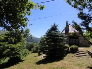 Maisons de vacances Gite Saint-Jacques-des-Blats, 3 pieces, 4 personnes - FR-1-742-140 : photos des chambres