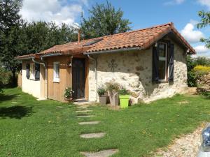 Maisons de vacances Gite Saint-Etienne-de-Maurs, 2 pieces, 3 personnes - FR-1-742-162 : photos des chambres