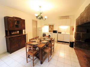 Maisons de vacances Gite Vic-sur-Cere, 4 pieces, 6 personnes - FR-1-742-176 : photos des chambres