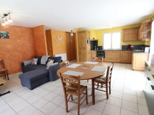 Maisons de vacances Gite Riom-es-Montagnes, 4 pieces, 5 personnes - FR-1-742-195 : photos des chambres