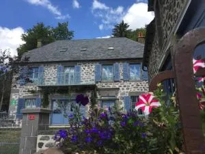 Maison de Caractère au Coeur des Volcans d'Auvergne - 8 Pers, 4 Chambres, Terrasse et Jardin - FR-1-742-235 - Cézens