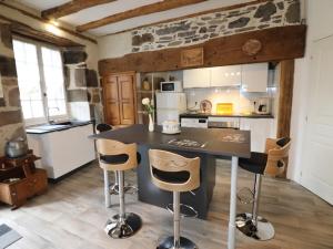 Maisons de vacances Gite Carlat, 3 pieces, 4 personnes - FR-1-742-257 : photos des chambres