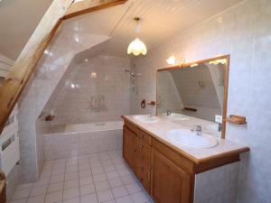 Maisons de vacances Gite Saint-Jacques-des-Blats, 5 pieces, 10 personnes - FR-1-742-254 : photos des chambres