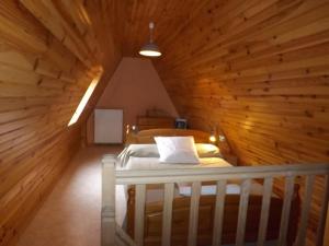 Maisons de vacances Gite Saint-Jacques-des-Blats, 5 pieces, 10 personnes - FR-1-742-254 : photos des chambres