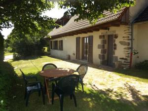 Maisons de vacances Gite Arpajon-sur-Cere, 3 pieces, 4 personnes - FR-1-742-292 : photos des chambres