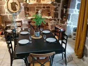 Maisons de vacances Gite Anglards-de-Salers, 3 pieces, 4 personnes - FR-1-742-322 : photos des chambres