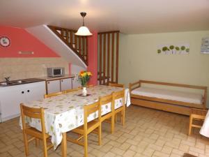 Maisons de vacances Gite Lorcieres, 3 pieces, 4 personnes - FR-1-742-353 : photos des chambres