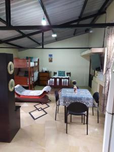 APARTAMENTO ESTUDIO - COMPLETO Y MUY BIEN UBICADO