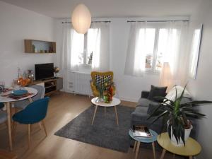 Appartements Appartement Aurillac, 2 pieces, 2 personnes - FR-1-742-389 : photos des chambres