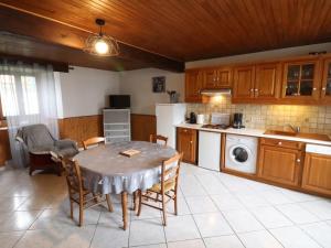 Maisons de vacances Gite Saint-Etienne-de-Chomeil, 3 pieces, 4 personnes - FR-1-742-426 : photos des chambres