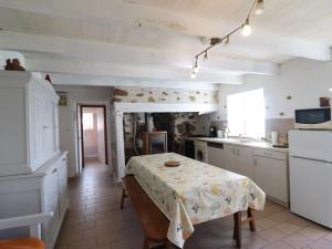 Maisons de vacances Gite Leynhac, 3 pieces, 5 personnes - FR-1-742-451 : photos des chambres