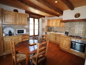 Maisons de vacances Gite Thiezac, 3 pieces, 6 personnes - FR-1-742-467 : photos des chambres