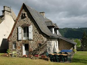 Maisons de vacances Gite Vic-sur-Cere, 5 pieces, 8 personnes - FR-1-742-491 : photos des chambres