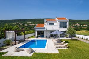 NEW Villa Anja is a 4 bedroom villa with a 32 sqm heated pool near Imotski 