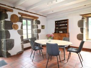 Maisons de vacances Gite Aurillac, 4 pieces, 6 personnes - FR-1-742-514 : photos des chambres
