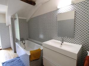 Maisons de vacances Gite Aurillac, 4 pieces, 6 personnes - FR-1-742-514 : photos des chambres