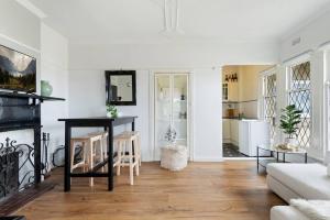 Large 1 Bdrm Light Filled with City Views, South Yarra