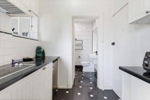 Large 1 Bdrm Light Filled with City Views, South Yarra