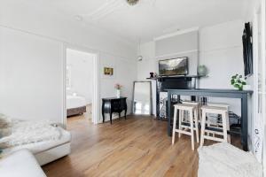 Large 1 Bdrm Light Filled with City Views, South Yarra