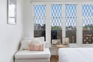 Large 1 Bdrm Light Filled with City Views, South Yarra