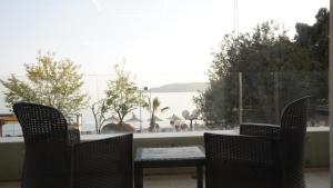 Beachfront 2BR Apartment with Balcony and Sea View, Biser Mora