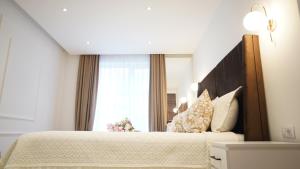 Beachfront 2BR Apartment with Balcony and Sea View, Biser Mora