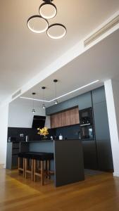 Beachfront 2BR Apartment with Balcony and Sea View, Biser Mora