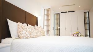 Beachfront 2BR Apartment with Balcony and Sea View, Biser Mora