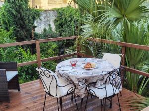 B&B / Chambres d'hotes Le Clos des Consuls : Chambre Lit Queen-Size - Vue sur Jardin