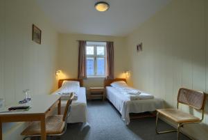 Double Twin Room with private toilet and bath opposite room room in Ebsens Hotel