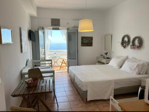 Studio with Sea View room in Alonia Studios