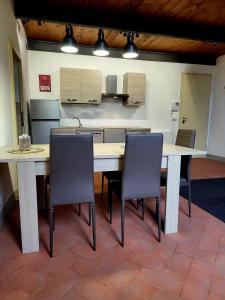 LA VILLA APARTMENTS - Convenient for Sardinia and Corsica - 4-5 beds -Private Parking included with Camera