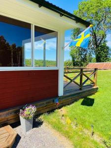 Trevligt fritidshus med stor terrasse mot sjöen