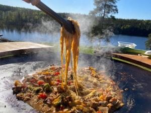 Trevligt fritidshus med stor terrasse mot sjöen