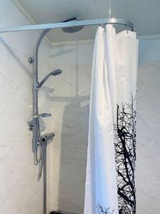 Trevligt fritidshus med stor terrasse mot sjöen