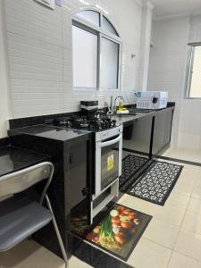 Apartamento frente ao mar com varanda e piscina