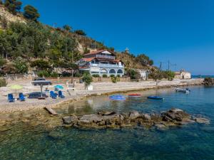 Elenas Seafront Deluxe Studios