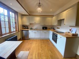 3 Bed Apartment Sleeps 6 Country House in Warwick