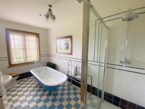 3 Bed Apartment Sleeps 6 Country House in Warwick