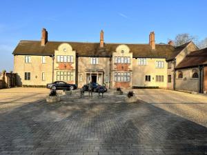 3 Bed Apartment Sleeps 6 Country House in Warwick
