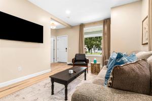 New! Luxury 1BR Flat near Downtown Mount Clemens