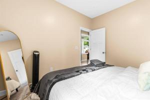 New! Luxury 1BR Flat near Downtown Mount Clemens