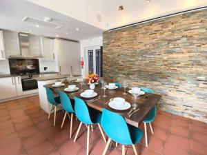 6 Bedroom Bungalow Ascot Racecourse LegoLand Windsor Castle 75" TV