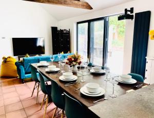 6 Bedroom Bungalow Ascot Racecourse LegoLand Windsor Castle 75" TV